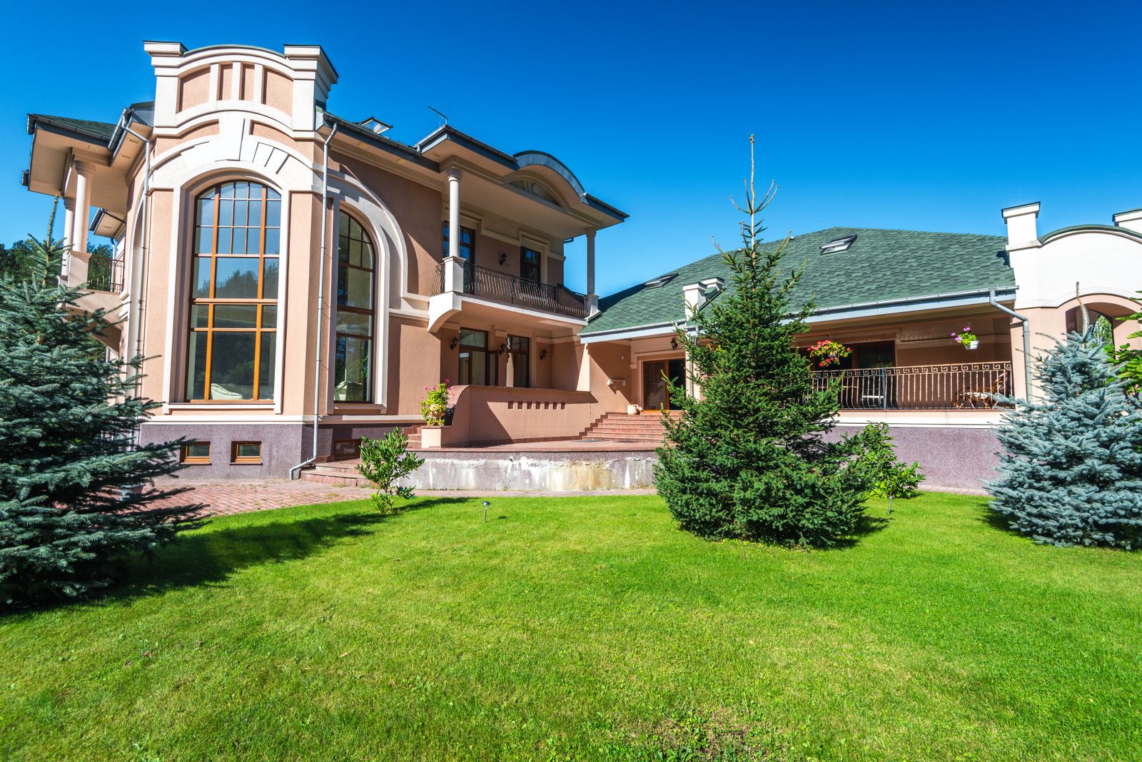 Hillside Villa with Pool in Arabkir